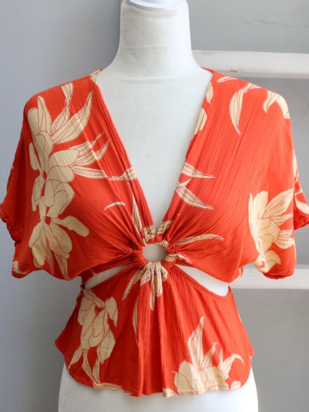 Angie Orange Cream Floral O-Ring Cut-Out Butterfly Sleeves Peplum Top sz Small